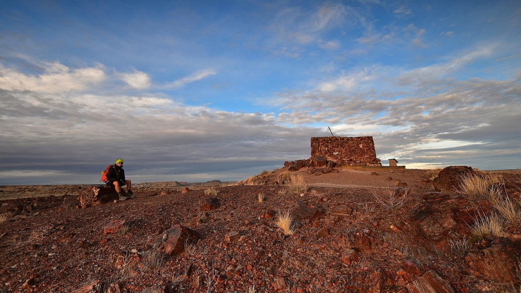 Marie-Catherine assise à côté de Agate House, à Petrified Forest National Park, Arizona.