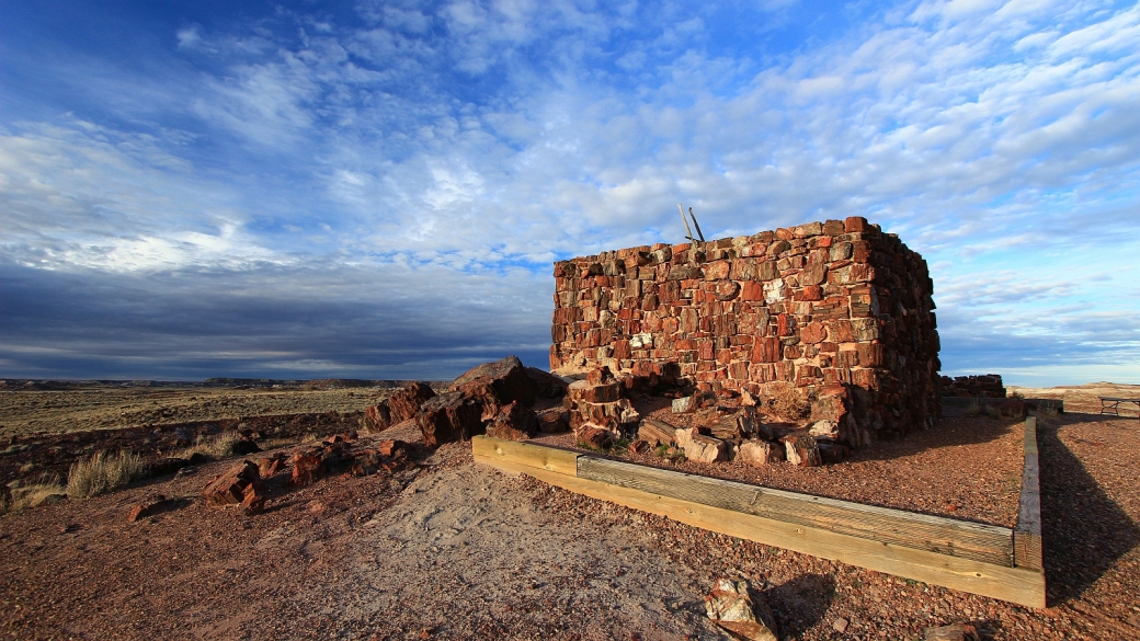 Agate House, un pueblo contruit presque entièrement avec du bois pétrifié. À Petrified Forest National Park, Arizona.