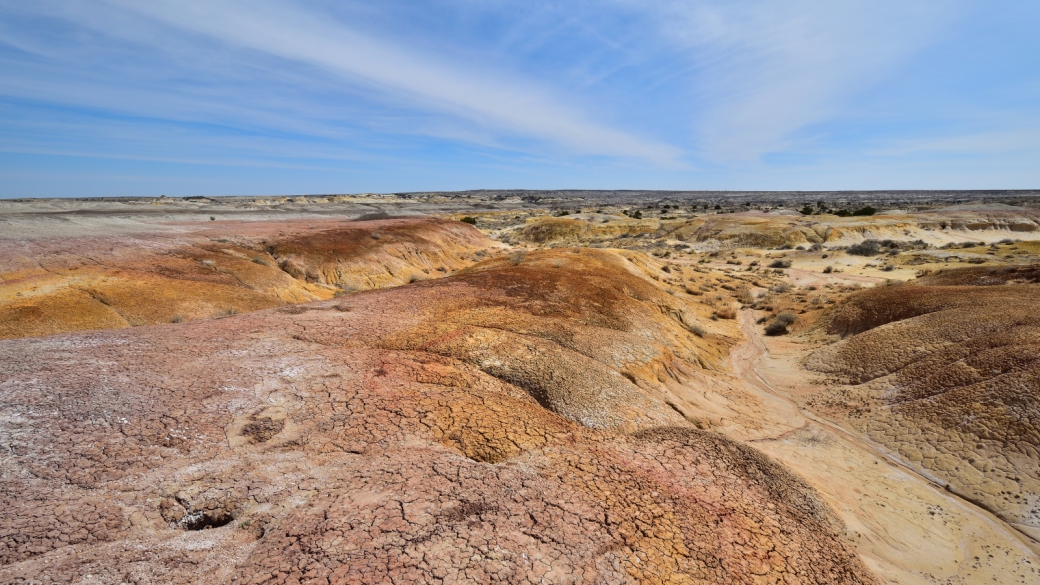 Dunes de sable multicolores à De-Na-Zin Wilderness, près de Bloomfield, au Nouveau-Mexique.