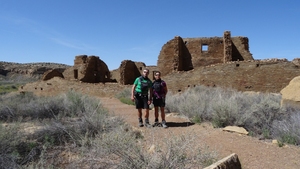 Stefano et Marie-Catherine devant Pueblo Bonito, à Chaco Culture National Historical Park, au Nouveau-Mexique.