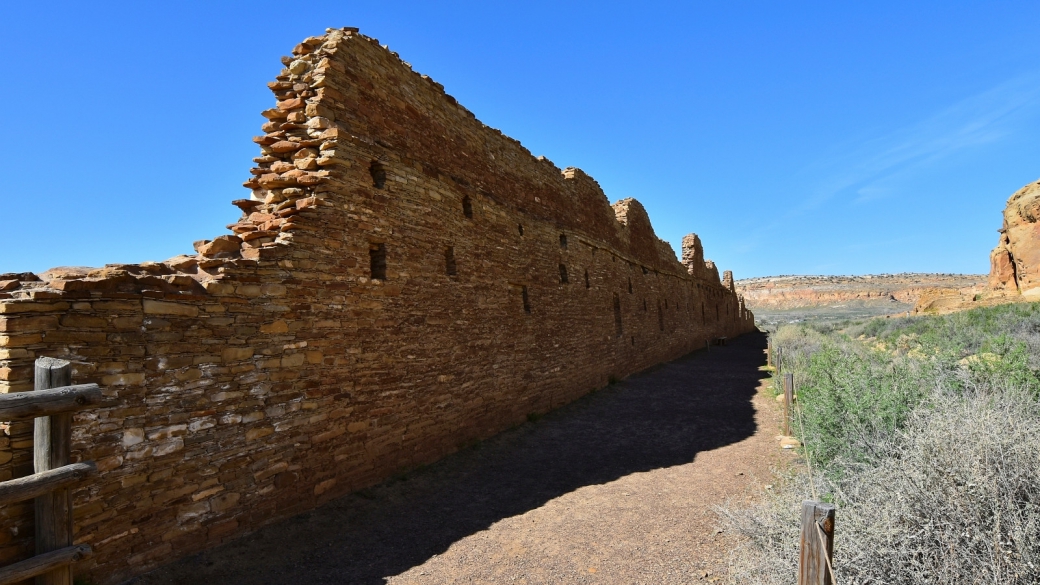 Un mur rectiligne du site de Chetro Ketl, à Chaco Culture National Historical Park, au Nouveau-Mexique.