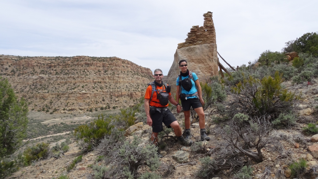 Stefano et Marie-Catherine devant les ruines du Crow Canyon Pueblito, au Nouveau-Mexique.