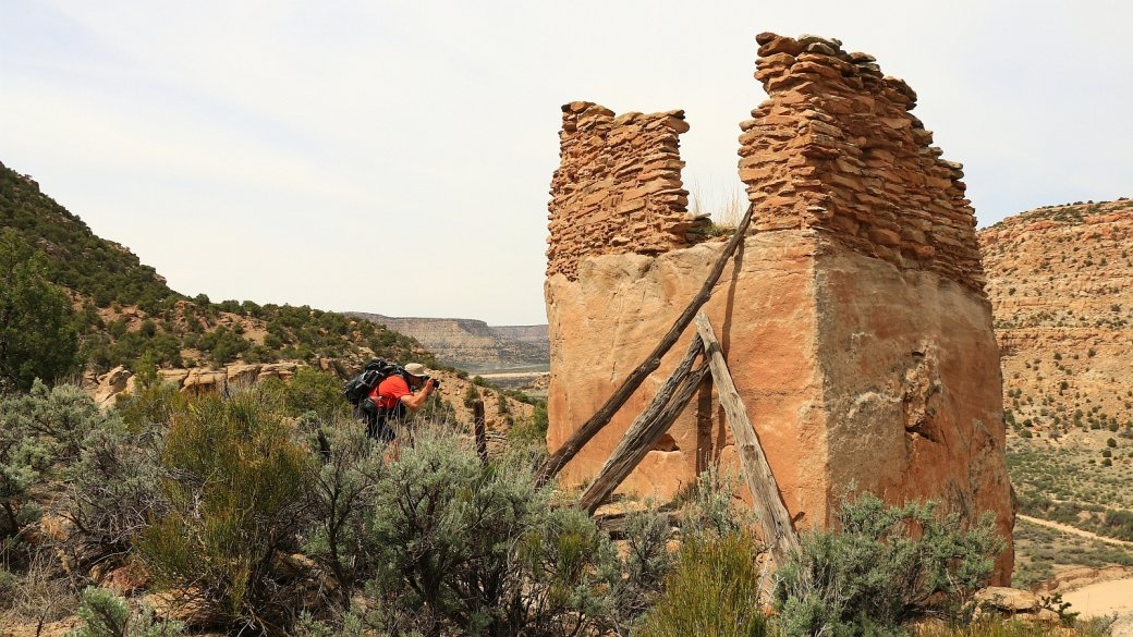 Stefano en train de photographier le rocher de Crow Canyon Pueblito, au Nouveau-Mexique.