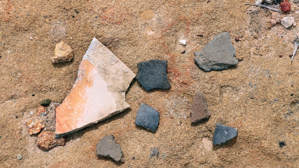 Fragments de poterie au pueblito de Crow Canyon, près de Farmington, Nouveau-Mexique.