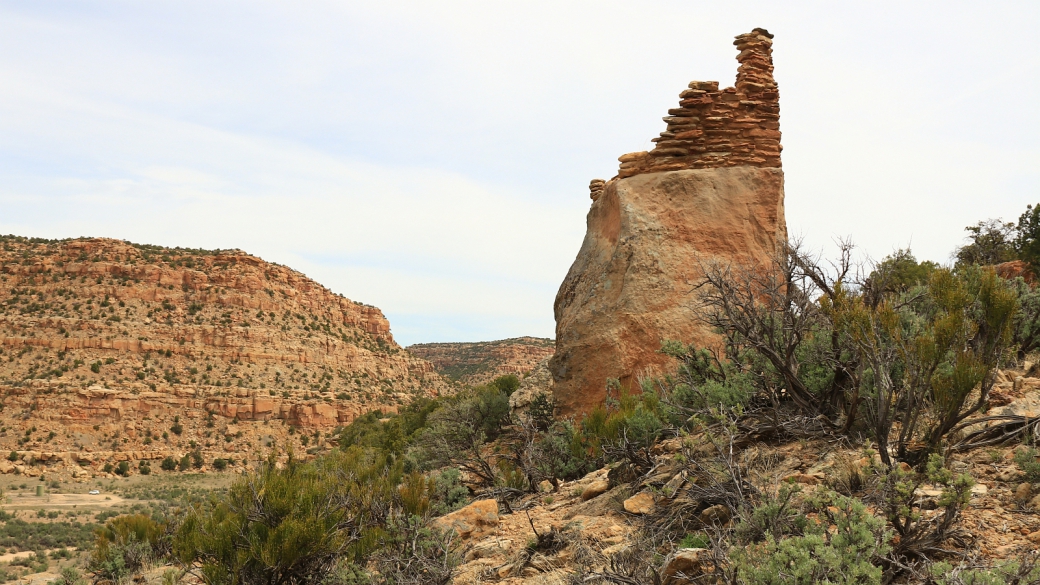 Vue sur le rocher où se trouve une ruine du Crow Canyon Pueblito, au Nouveau-Mexique.