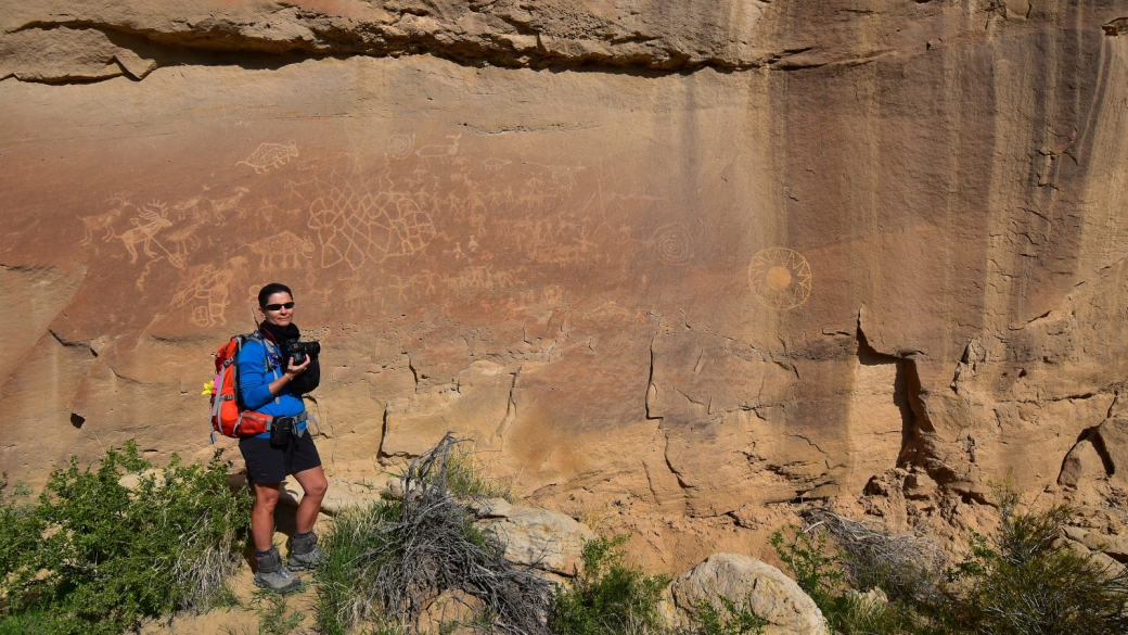 Marie-Catherine devant 44 Panel, à Crow Canyon, près de Farmington, Nouveau-Mexique.