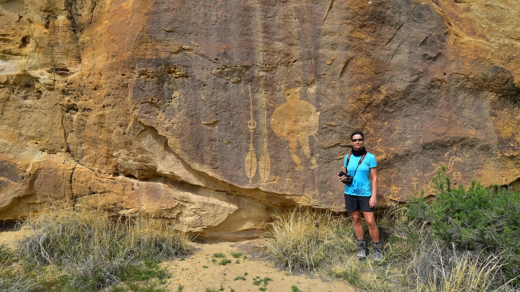 Marie-Catherine devant Big Warrior panel, à Crow Canyon, près de Farmington, Nouveau-Mexique.