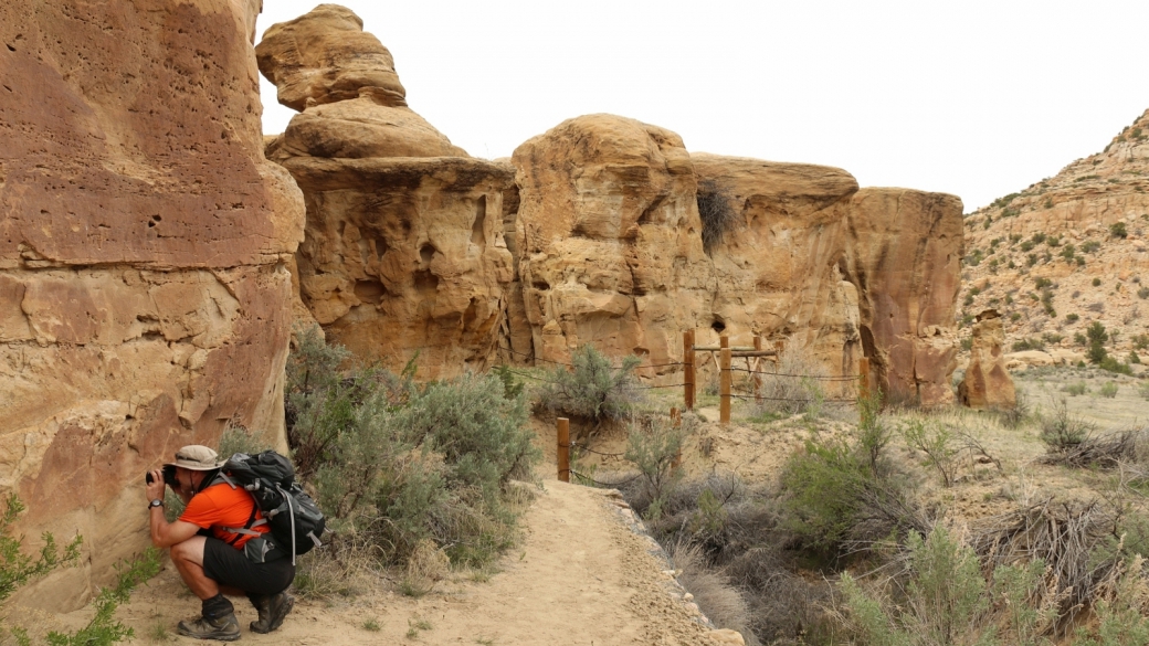 Stefano à l'oeuvre devant un panneau à Crow Canyon, près de Farmington, Nouveau-Mexique.