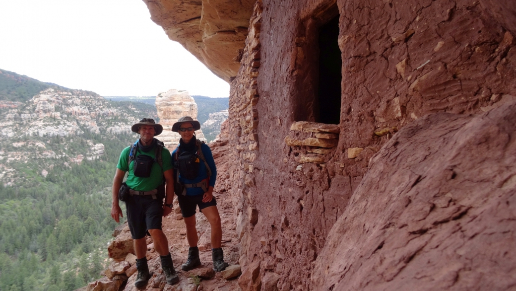 Stefano et Marie-Catherine devant les Three Fingers Ruins, dans Hammond Canyon, près de Blanding, dans l'Utah.