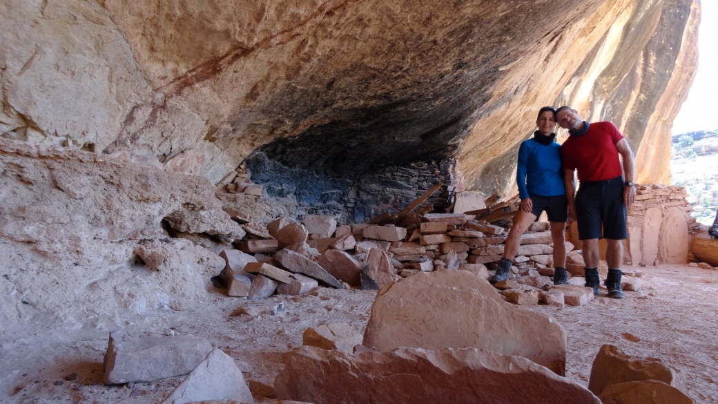 Stefano et Marie-Catherine sur le site du Perfect Kiva, dans le First Fork of Slickhorn Canyon. Cedar Mesa, près de Blanding, Utah.