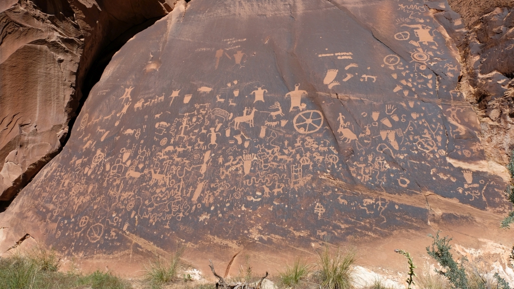 Belle vue d'ensemble sur les pétroglyphes de Newspaper Rock, à Indian Creek, près de Monticello, dans l'Utah.