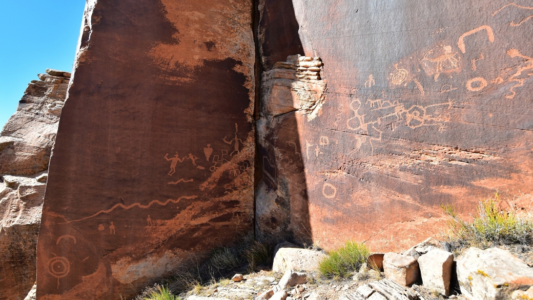 Vue sur le panneau où se trouve Fighting Men Panel, à Indian Creek, près de Monticello, dans l'Utah.