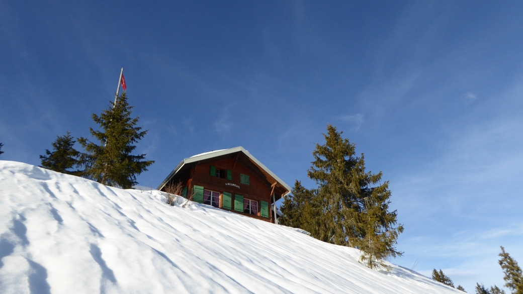 La Cabane de l’Écureuil et son drapeau suisse.