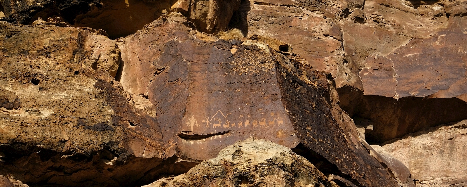 Zoom sur Santa Panel, un panneau inaccessible trouvé à Nine Mile Canyon, dans l&rsquo;Utah.