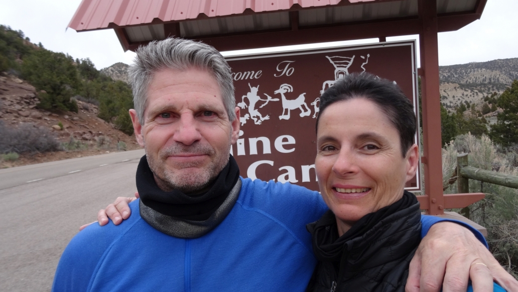 Stefano et Marie-Catherine devant le panneau de Nine Mile Canyon.