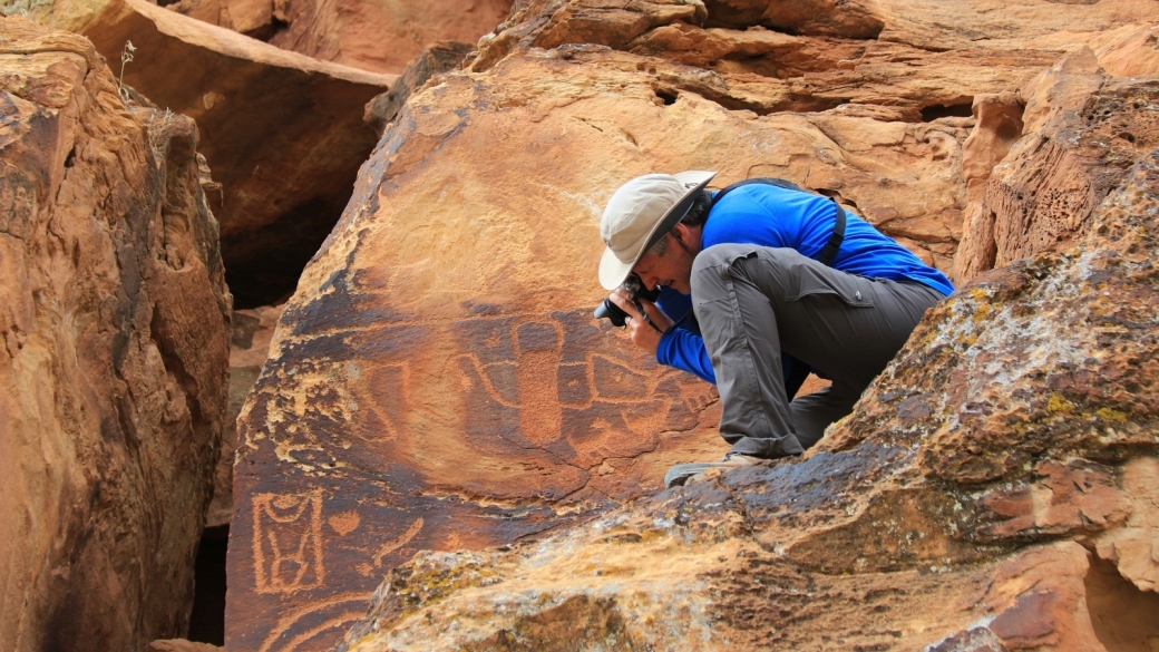 Stefano en pleine activité à Daddy Canyon Complex, dans le Nine Mile Canyon, près de Price, Utah. 