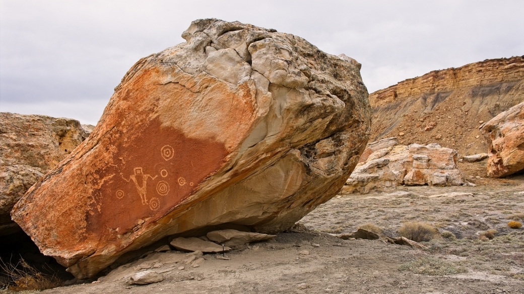 Vue sur le rocher où à été dessiné The Juggler, aux pieds du Molen Reef, dans l'Utah.