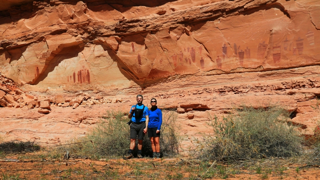 Stefano et Marie-Catherine devant le panneau The Great Gallery. À Horseshoe Canyon, près de Green River, dans l'Utah.