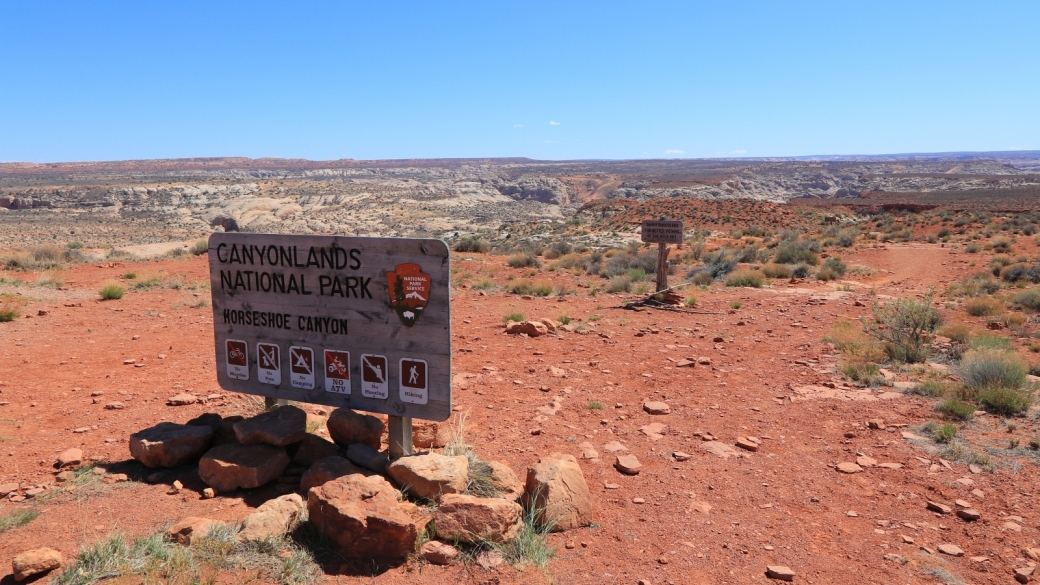 Panneau au départ du chemin qui mène au site de The Great Gallery. À Horseshoe Canyon, près de Green River, dans l'Utah.