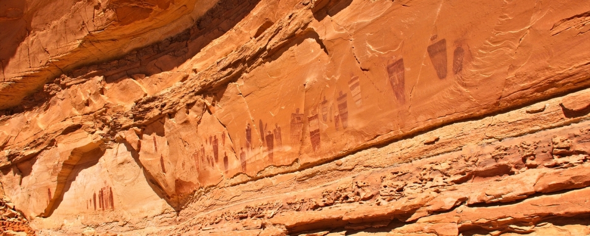 Vue sur le magnifique panneau The Great Gallery. À Horseshoe Canyon, près de Green River, dans l'Utah.