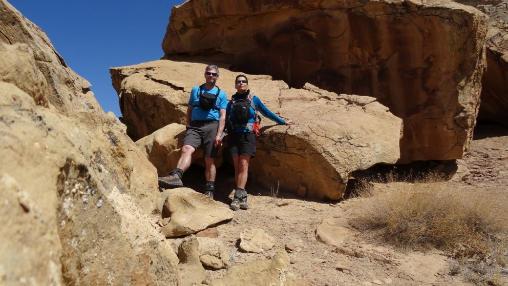 Stefano et Marie-Catherine devant les pétroglyphes de Coal Canyon. Près de Green River, dans l'Utah.