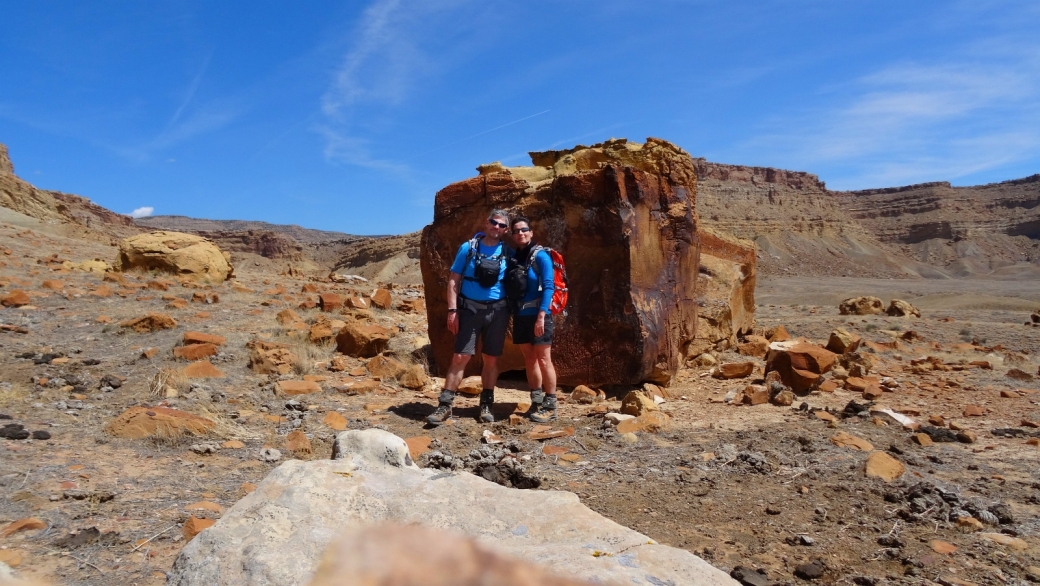 Stefano et Marie-Catherine devant le Cube Panel, dans les Book Cliffs, près de Green River, dans l'Utah.