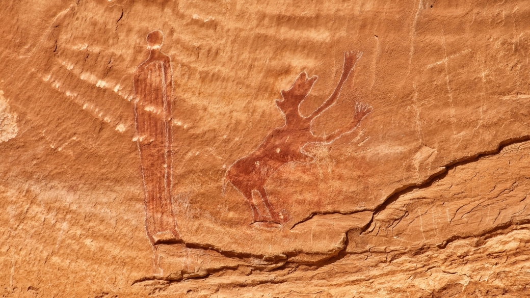 Une figure anthropomorphe et un étrange animal dans le coin qui abrite le Black Dragon Panel. Près de Green River, dans l'Utah.