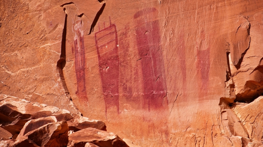 Plusieurs figures anthropomorphes dans l'alcôve qui abrite le Black Dragon Panel. Près de Green River, dans l'Utah.