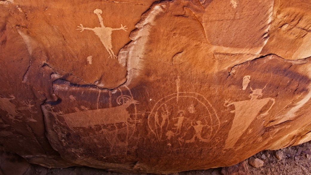 Zoom sur quelques figures et animaux du panneau de pétroglyphes de Coal Canyon, près de Green River, dans l'Utah.