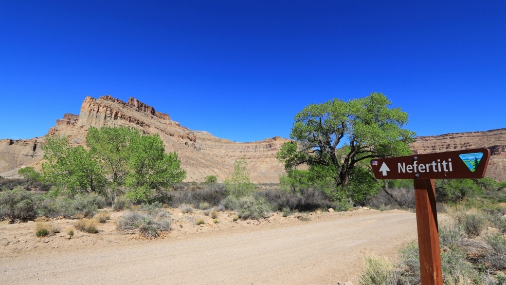 Panneau sur la Hasting Road, indiquant la direction pour Nefertiti. À Green River, dans l'Utah.