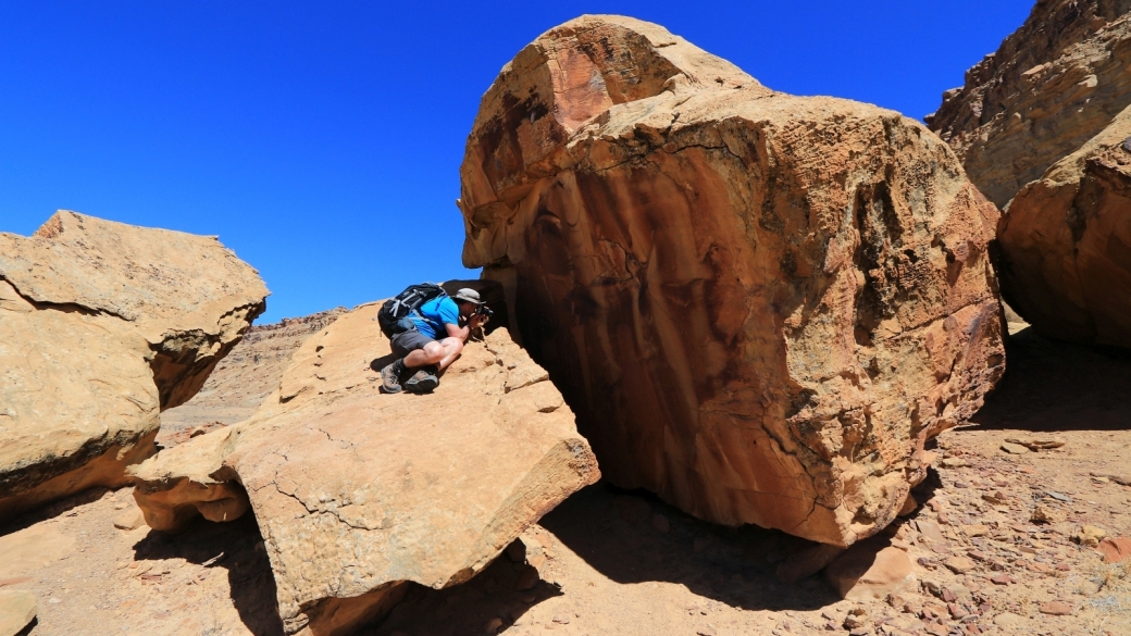 Stefano en pleine action... En train de photographier les pétroglyphes de Coal Canyon, près de Green River, dans l'Utah. 