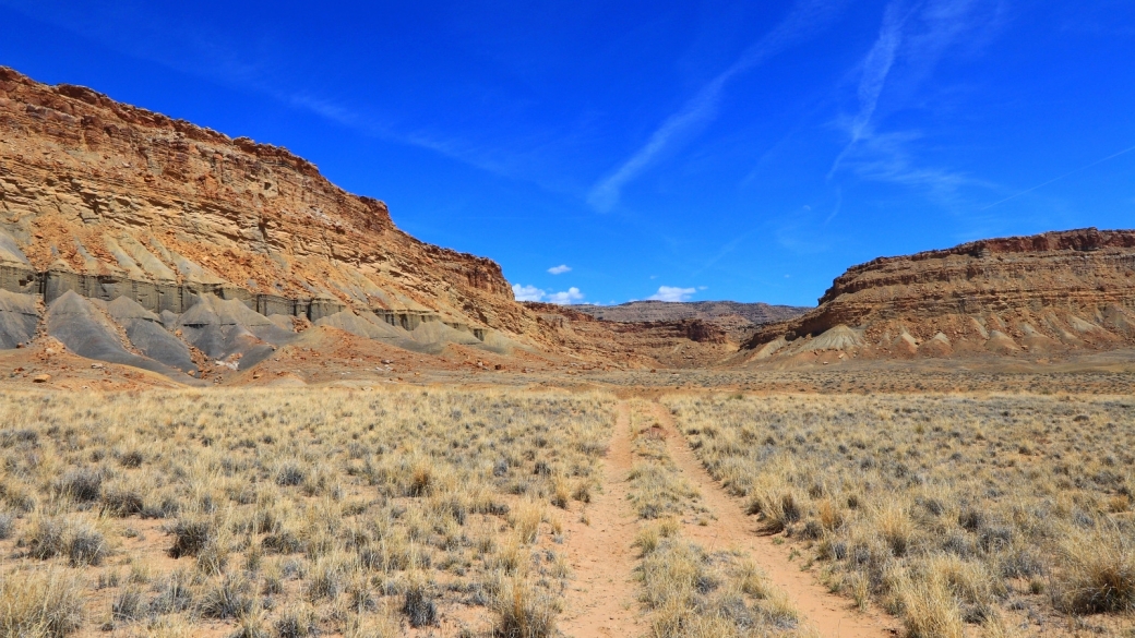 Vue sur la piste qui mène au Cube Panel, dans les Book Cliffs, près de Green River, dans l'Utah.