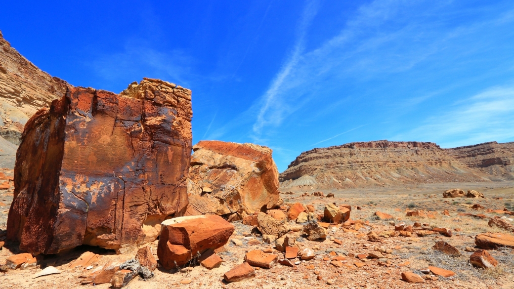 Vue d'ensemble des pétroglyphes de Cube Panel, dans les Book Cliffs, près de Green River, dans l'Utah.