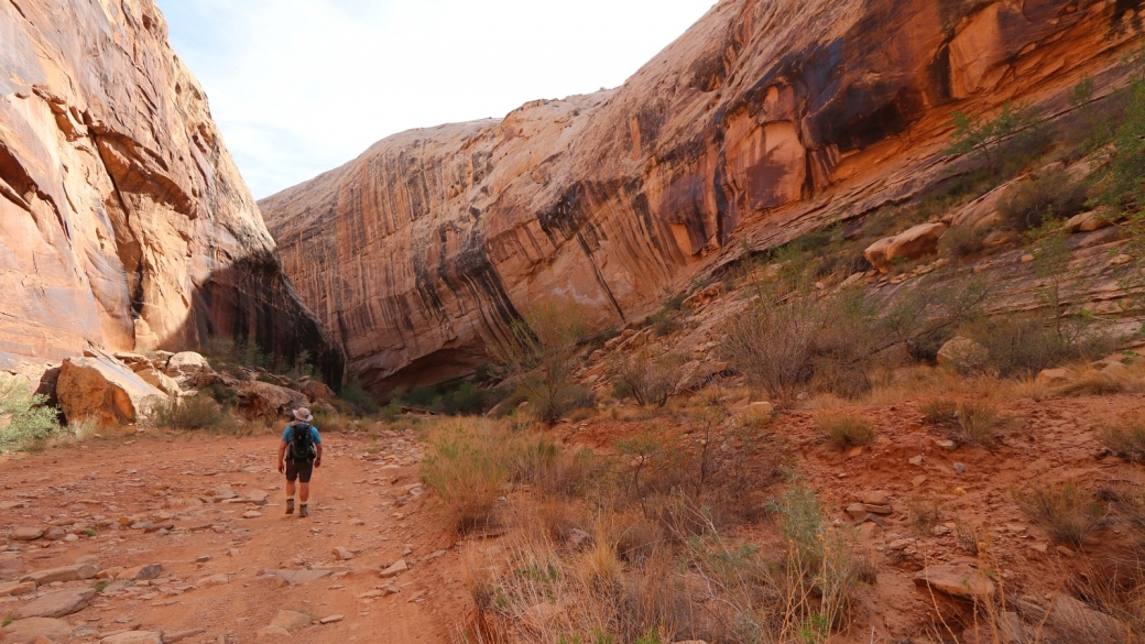 Stefano marchant dans le Black Dragon Wash, après avoir visité le Black Dragon Panel. Près de Green River, dans l'Utah.