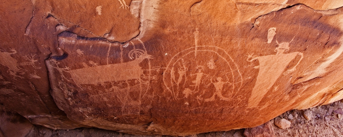 Vue sur quelques pétroglyphes de Coal Canyon, près de Green River, dans l'Utah.