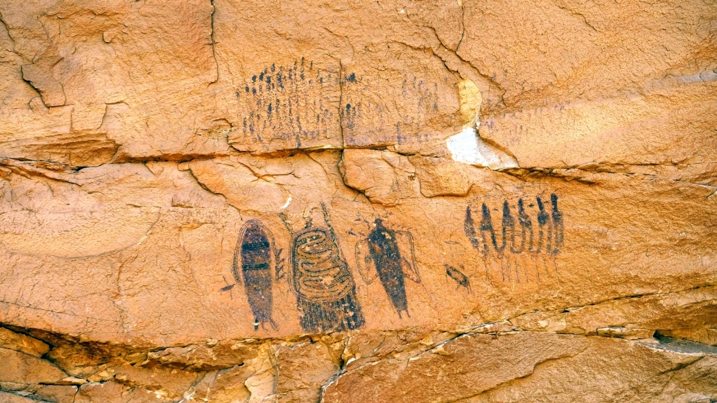 Vue d'ensemble de Intestine Man Panel, sur la SR 313, en direction de Canyonlands.