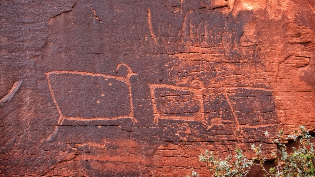 TV Sheep panel, près de Intestine Man Panel, sur la SR 313, en direction de Canyonlands.