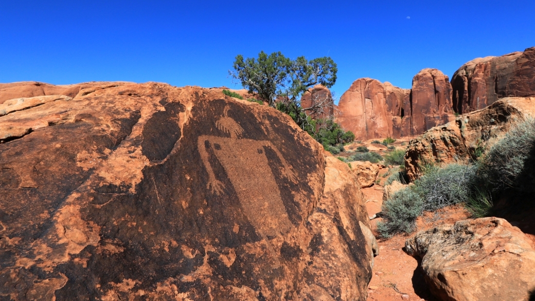 Vue d'ensemble du Moab Maiden Panel, du côté du Kane Spring Creek, à Moab, dans l'Utah.