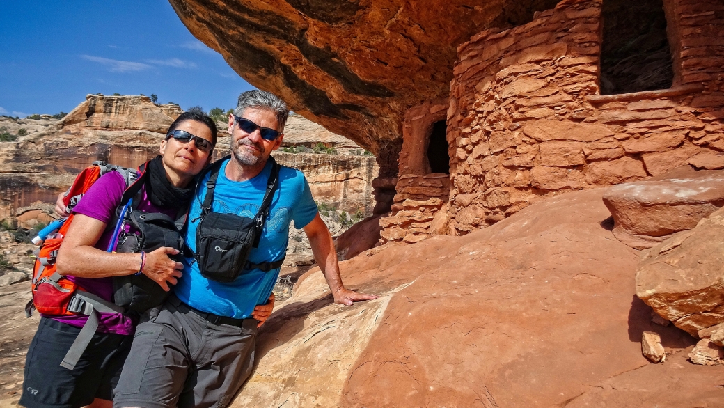 Stefano et Marie-Catherine devant les ruines du Atlatl Panel, à Natural Bridges National Monument.