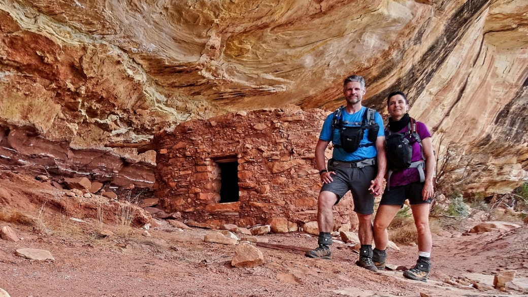 Stefano et Marie-Catherine devant Perfect Ruin, à Natural Bridges National Monument.