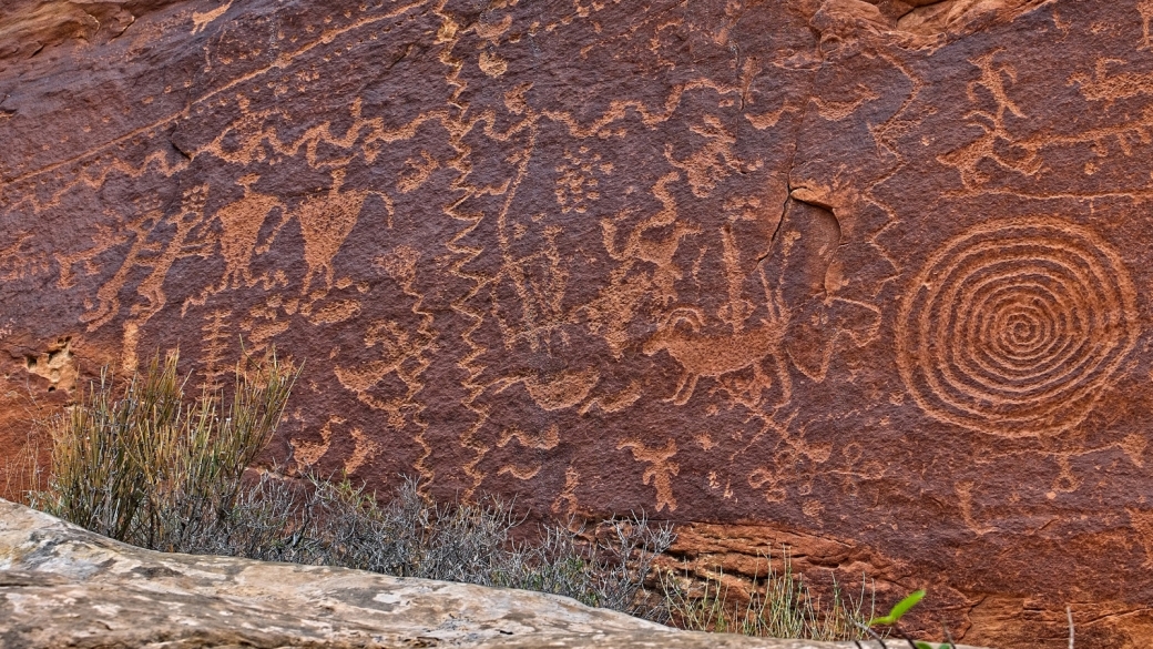 Zoom sur une scene de vie du Atlatl Panel, à Natural Bridges National Monument.