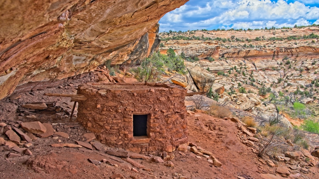 Belle vue de Perfect Ruin et des environs, à Natural Bridges National Monument.