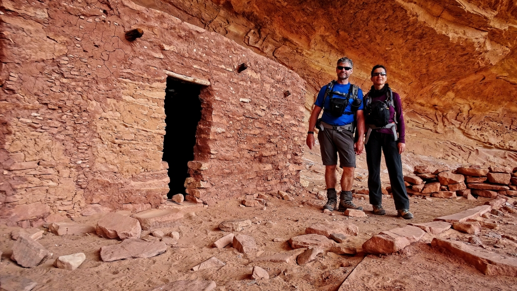 Stefano et Marie-Catherine devant The Perfect Kiva, à Bullet Canyon, dans l'Utah.