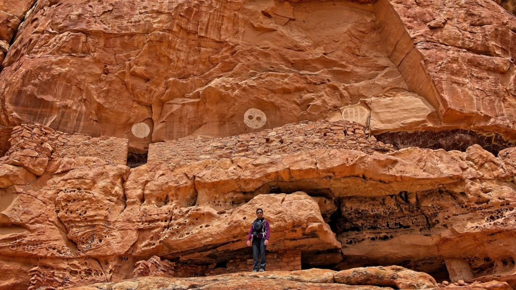 Marie-Catherine devant Jailhouse Ruins, à Bullet Canyon, dans l'Utah.