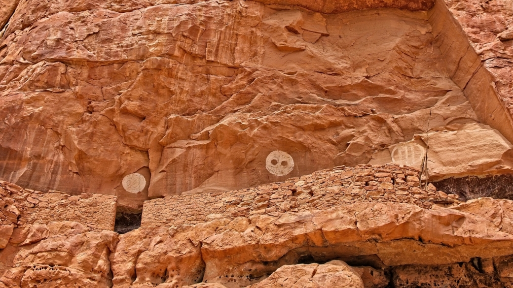 Les "cibles" que l'on voit au-dessus de Jailhouse Ruins, à Bullet Canyon, dans l'Utah.