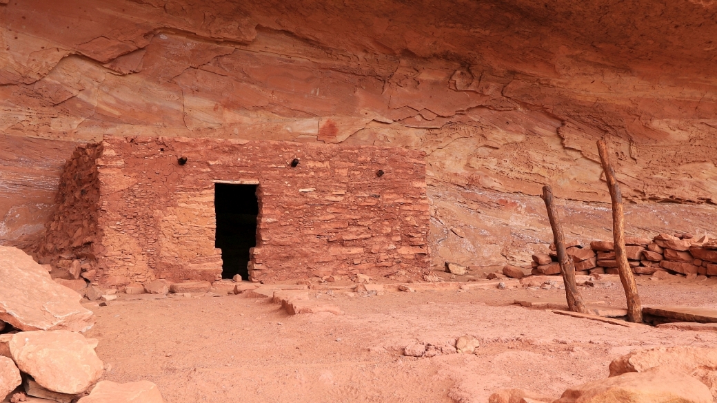 Autre vue sur la construction restaurée de The Perfect Kiva, à Bullet Canyon, dans l'Utah.