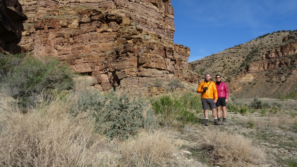 Stefano et Marie-Catherine devant la paroi où se trouve le Santa Panel, un panneau inaccessible trouvé à Nine Mile Canyon, dans l'Utah.