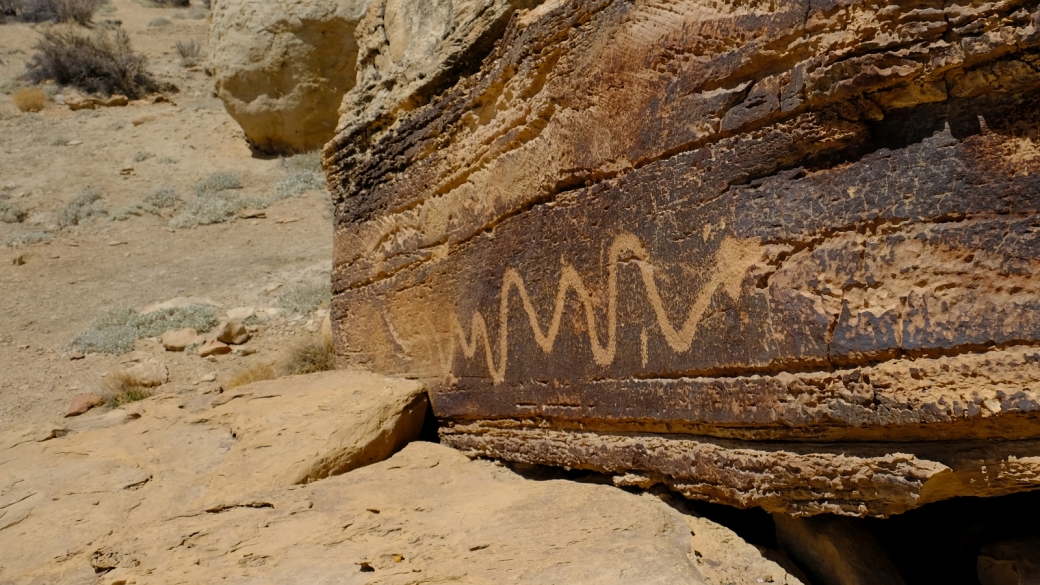 Le serpent qui donne le nom au Snake Panel aux pieds du Molen Reef, sur la Moore Cutoff Road, dans l'Utah.