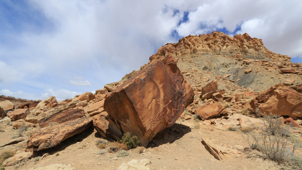 Rocher avec des pétroglyphes aux pieds du Molen Reef, sur la Moore Cutoff Road, dans l'Utah.