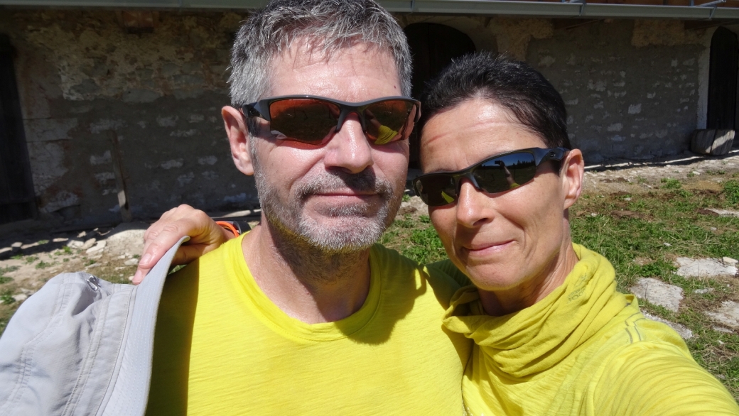 Stefano et Marie-Catherine devant le chalet de Potraux, commune de La Rippe.